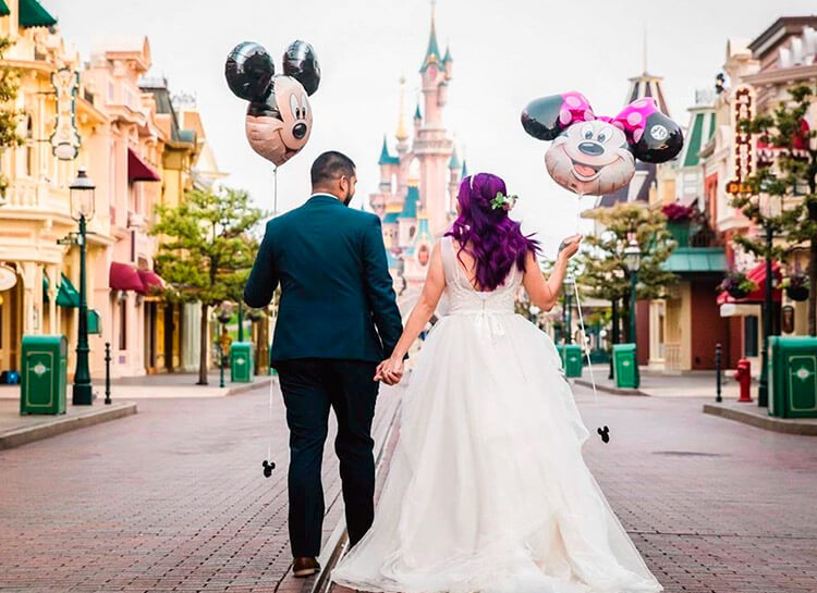 Pareja celebrando aniversario en Orlando con paquetes VIP Orlando