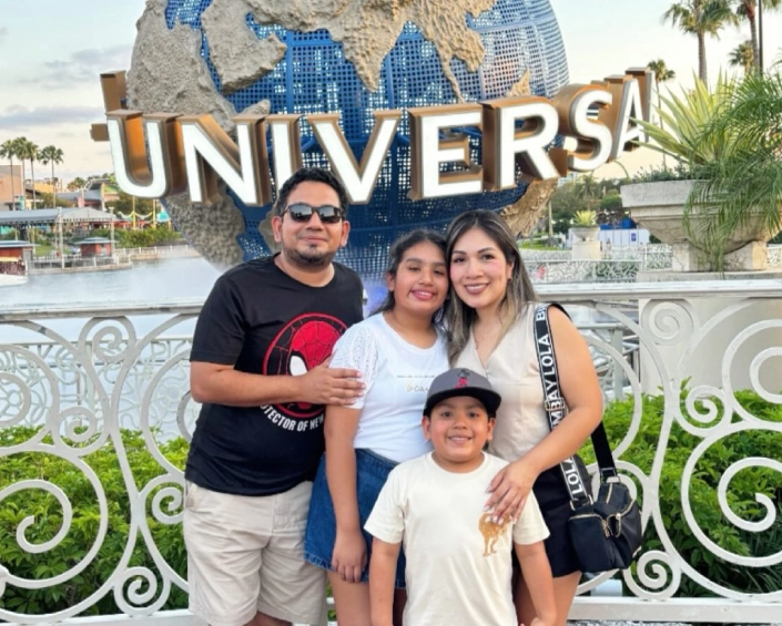 Familia posando frente al globo icónico de Universal Studios Orlando.