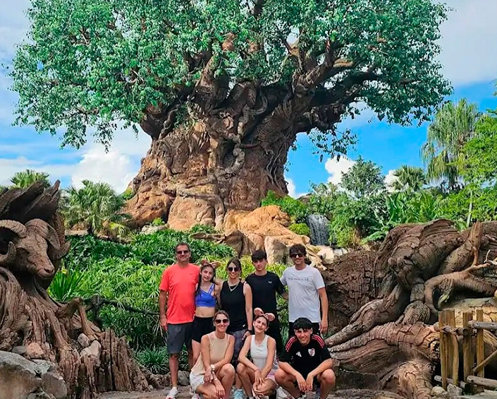Grupo de personas posando frente al Árbol de la Vida en Disney’s Animal Kingdom.