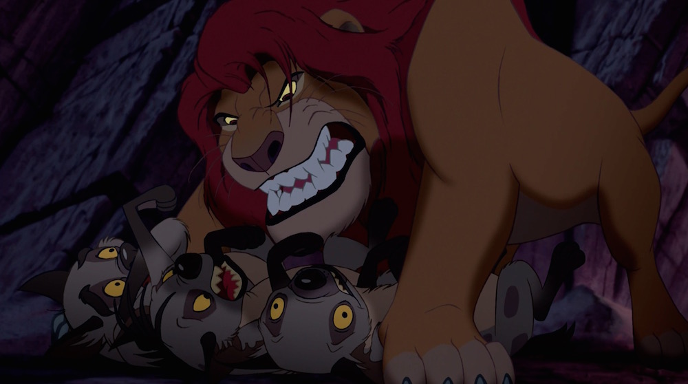 Mufasa defiende a Simba y Nala de las hienas