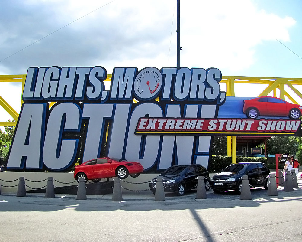 Atracciones de Disney Hollywood Studios: Espectáculo Lights Motors Action
